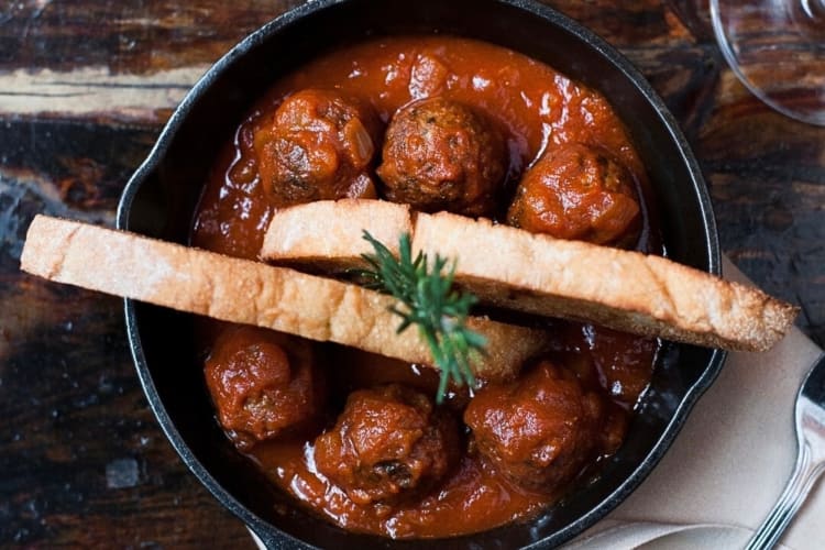 Aerial view of a meatballs and bread in a pan, from Uva