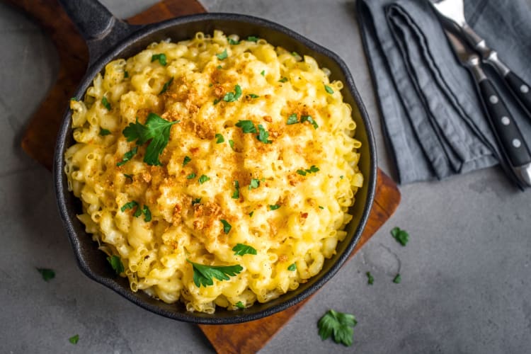 A cast iron skillet with mac and cheese