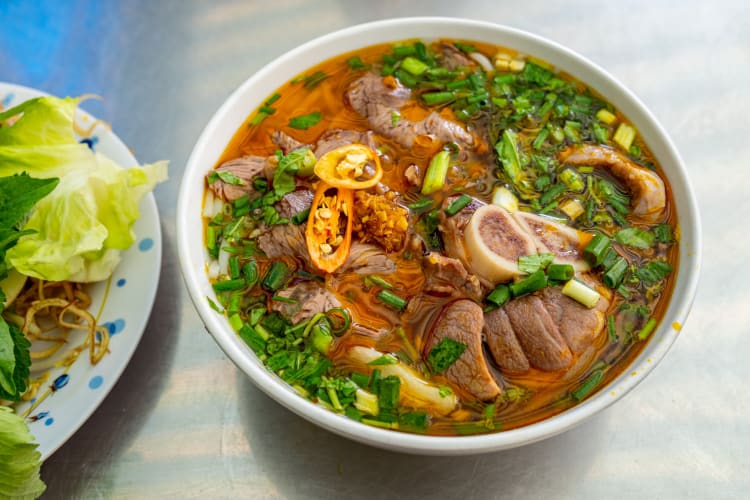 A bowl of noodle soup with meat