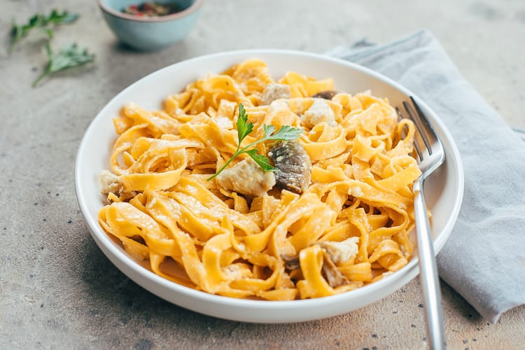 Fettuccine pasta dish with chicken and mushrooms