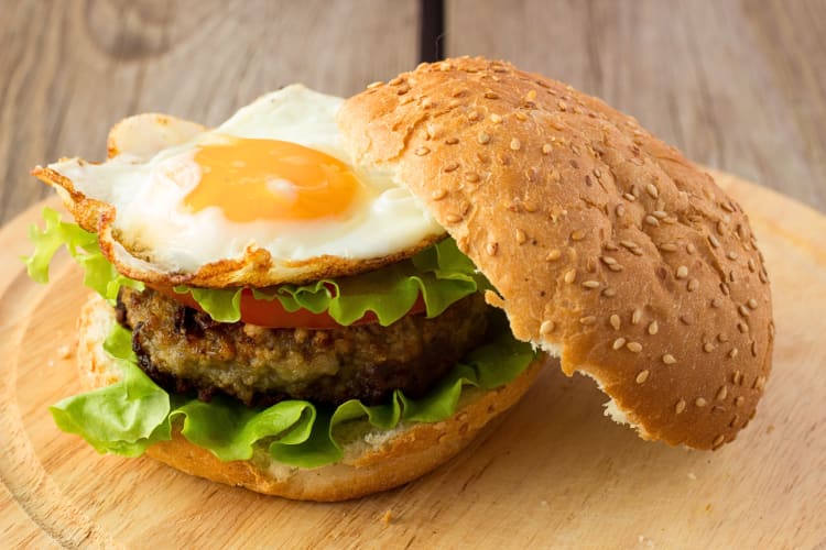 Burger with lettuce, tomato and a fried egg