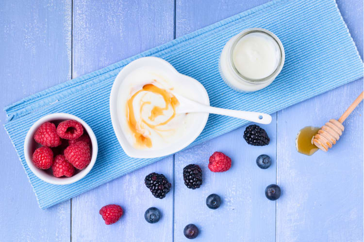 Yogurt (low-fat) with honey and berries