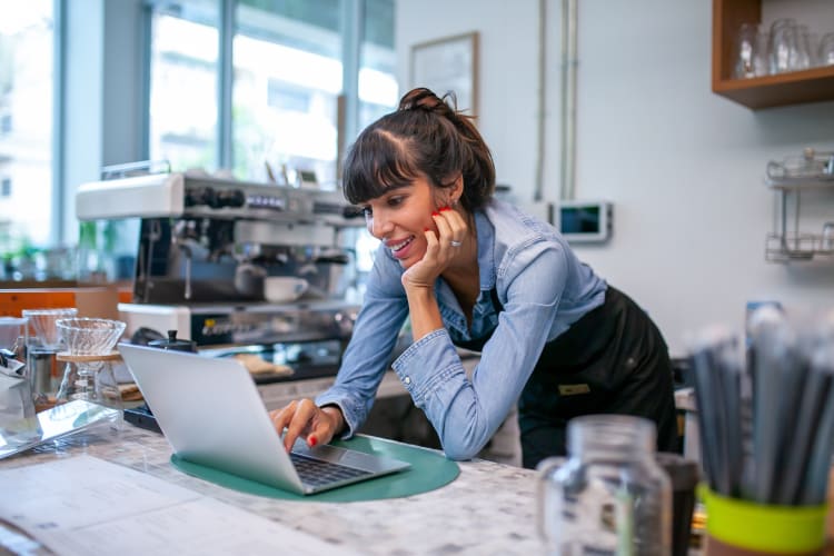 Woman using computer at a coffee shop
