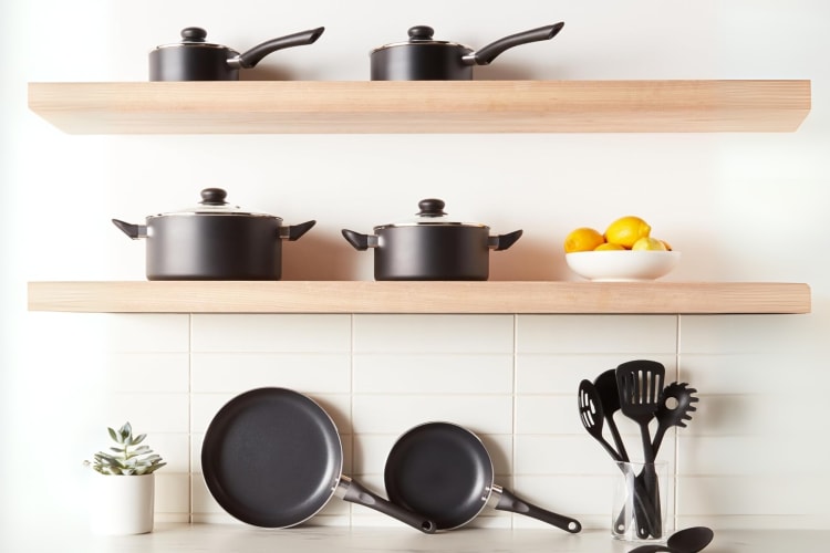 AAmazon Basics Non-Stick Cookware Set