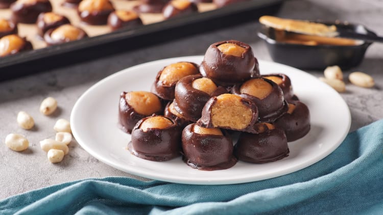 buckeye cookies are an easy halloween dessert that will please kids and adults alike