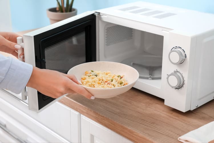 There are a few ways to reheat frozen cooked rice.