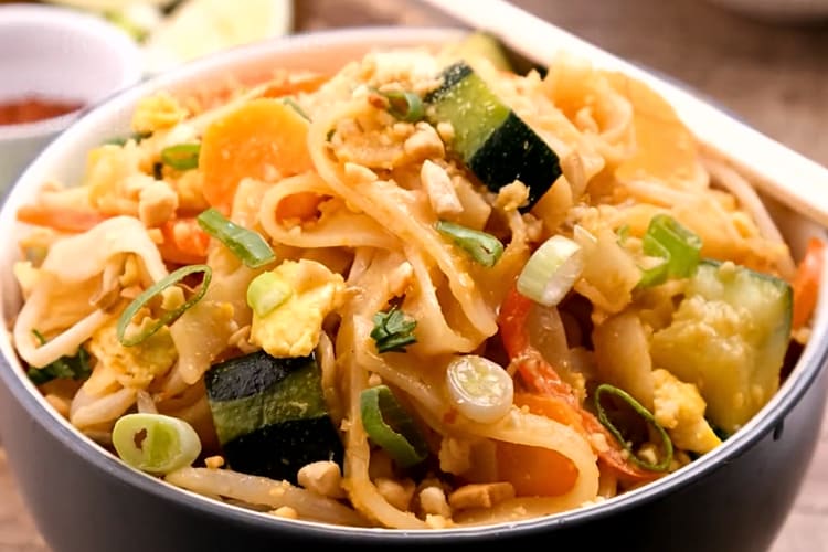 A bowl of vegetarian pad thai