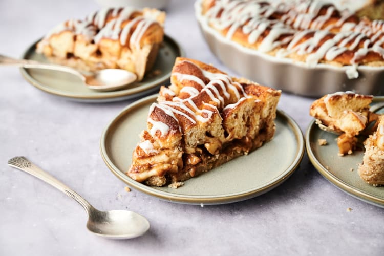 Cinnamon Roll Apple Pie is a delicious Christmas potluck idea