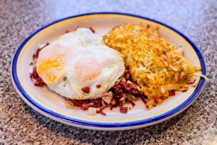 American breakfast with eggs and hashbrowns