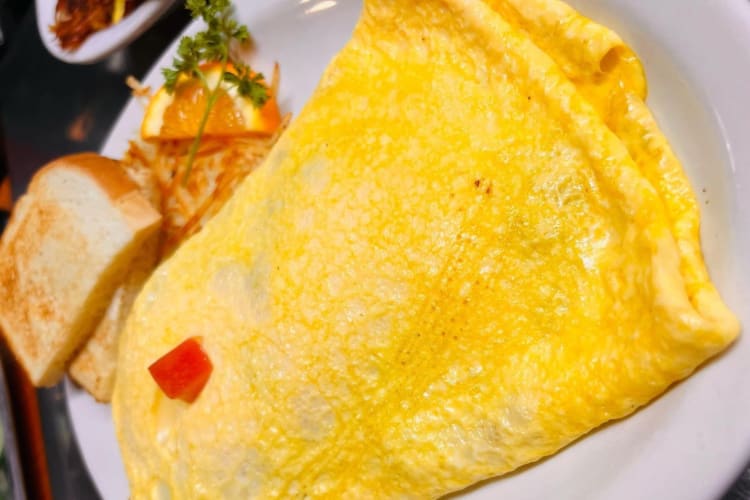 12-egg omelet is an excelent option when visiting diners in Seatle