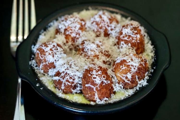 potato croquettes, fresh crispy pockets of Gruyère topped with black truffle aioli. 