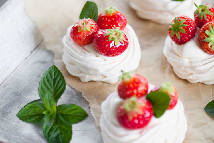 Mini pavlova meringue cake with fresh strawberries.