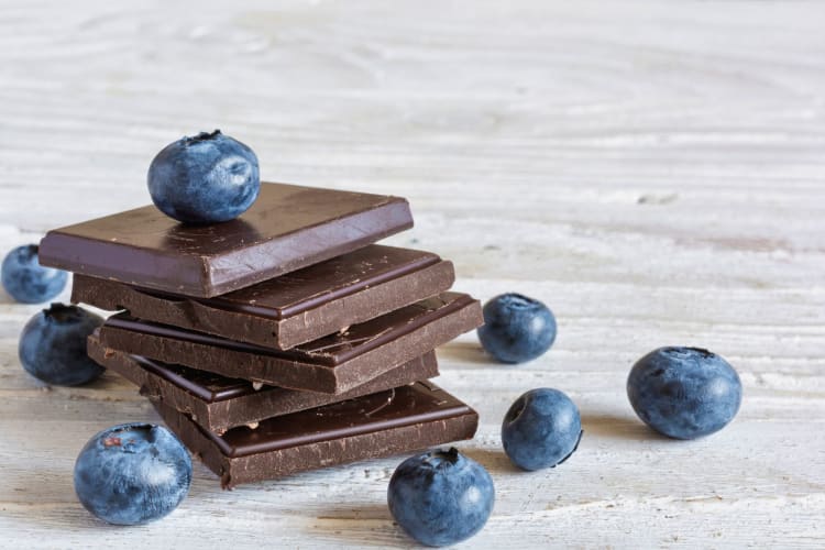 Dark chocolate and blueberries are a healthy dessert.