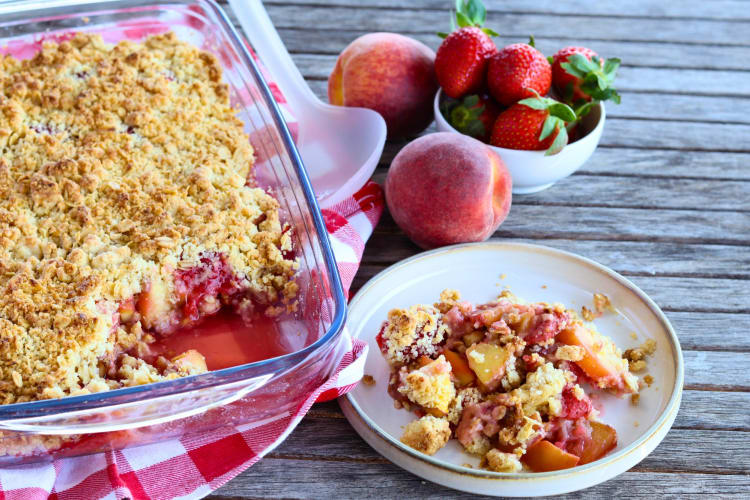Peach and strawberry crumble is one of the healthiest desserts.