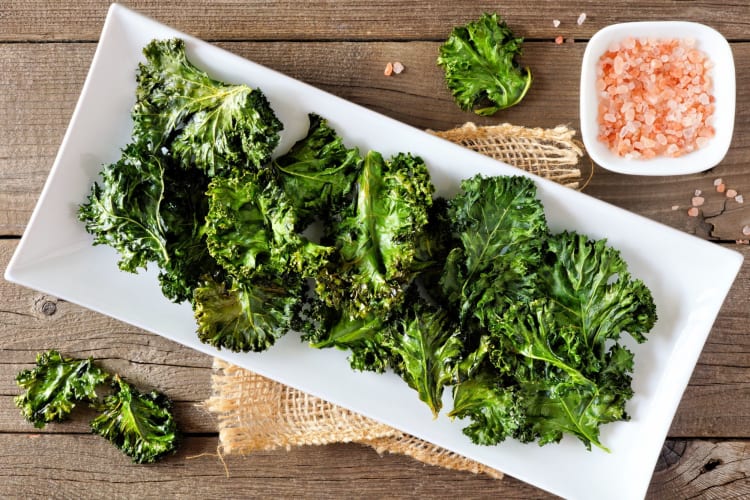 Kale chips are healthy snacks.