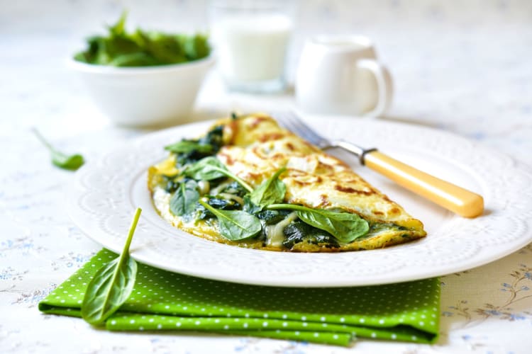 A spinach omelette can be customized into a variety of high-protein breakfast ideas. 