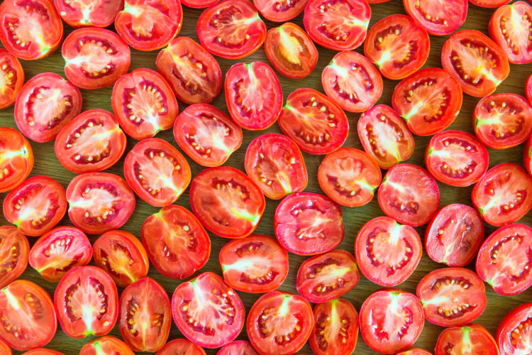 This kitchen hack involves two plates to speed up your tomato slicing