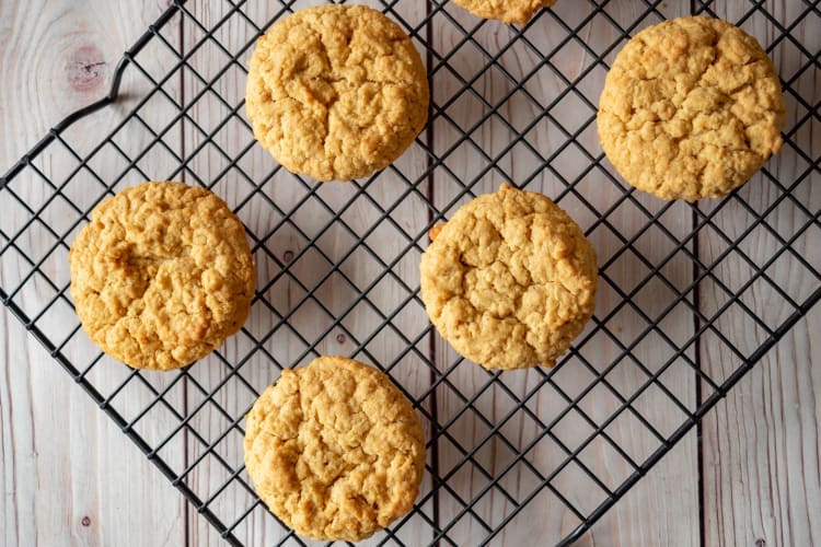 Cookies on DIY cooling rack