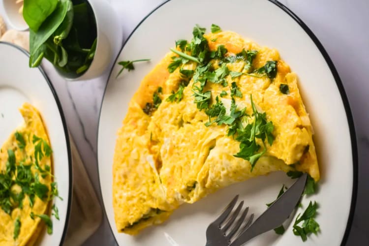 You can't go wrong with a spinach omelette for a low carb breakfast.