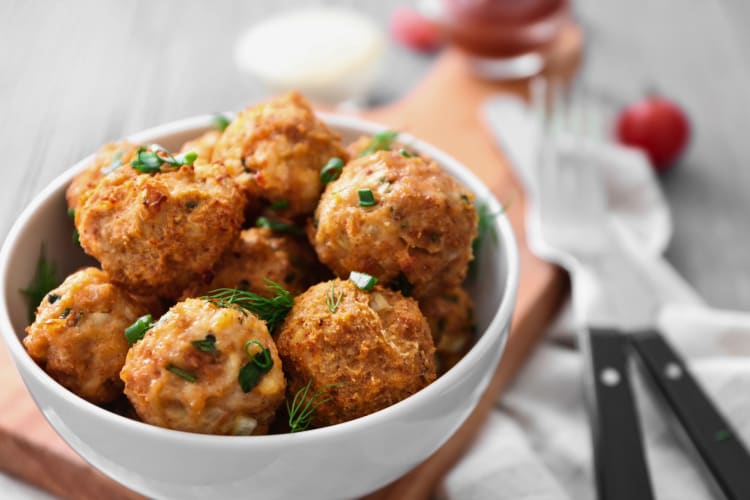 A bowl of turkey meatballs.
