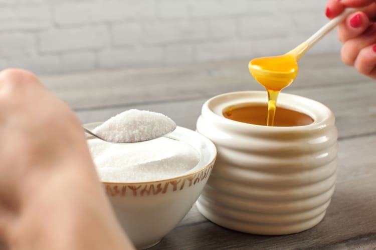 Sugar and honey on ceramic bowls