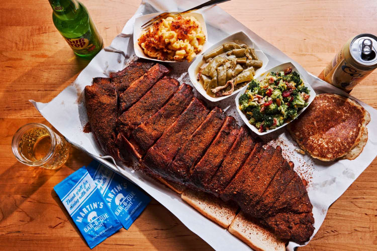 Spare ribs tray served with mac and cheese, green beans, broccoli salad and a hoecake