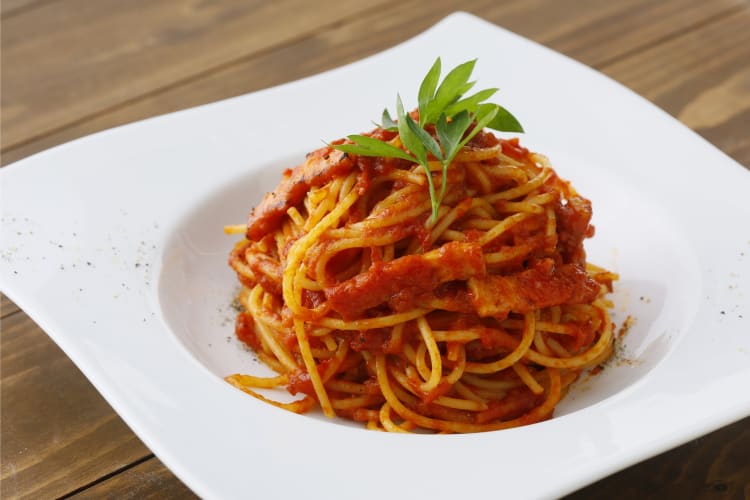 A plate of marinara spaguetti