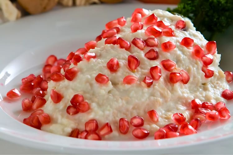 Chile en Nogada served on a white plate