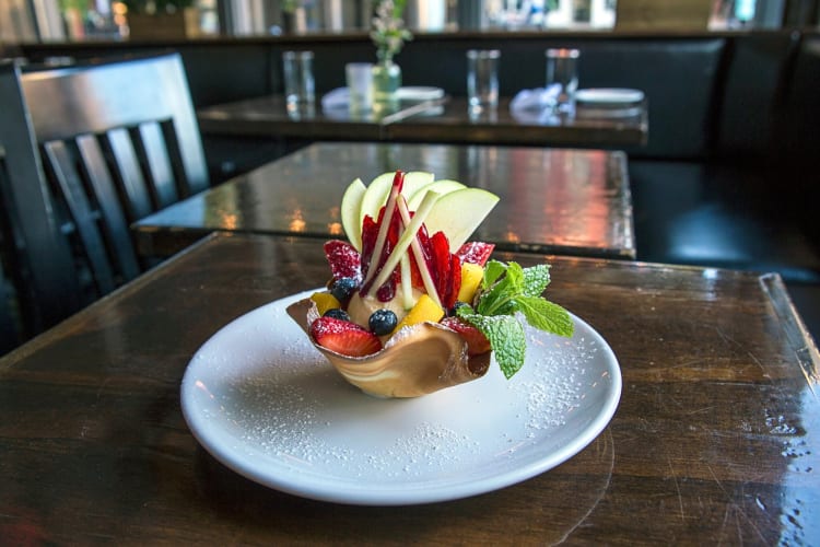 A cestino dolce con gelato e frutta from Ristorante Il Melograno