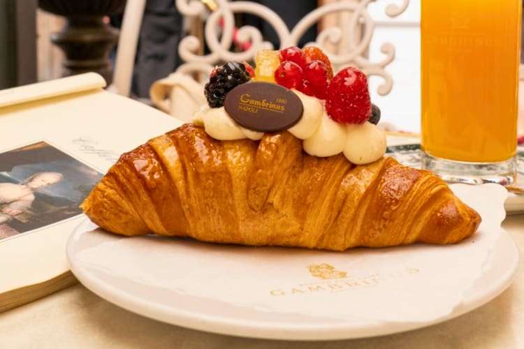 Order a croissant at this restaurant in Naples