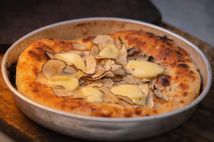 Pizza with black truffle, extra virgin oil and fior di latte cheese.