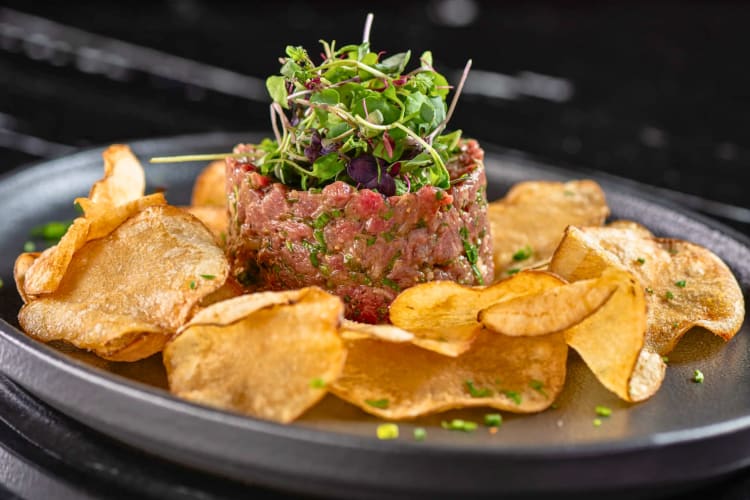 Steak tartare with chips