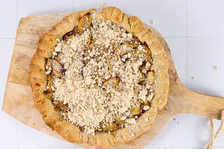 An apple crumble pie.