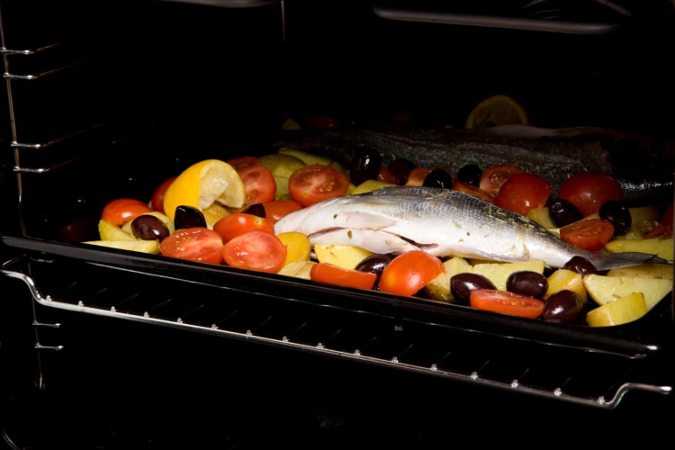 Cooking fish and vegetables in the oven