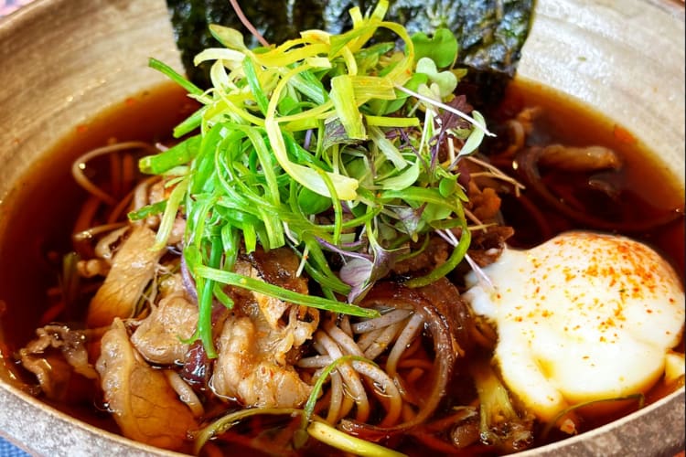 ribeye, seaweed and noodles in a seasoned broth 