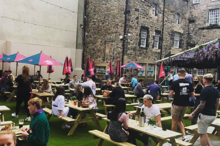 A pub quiz is a good team building activity in Edinburgh.