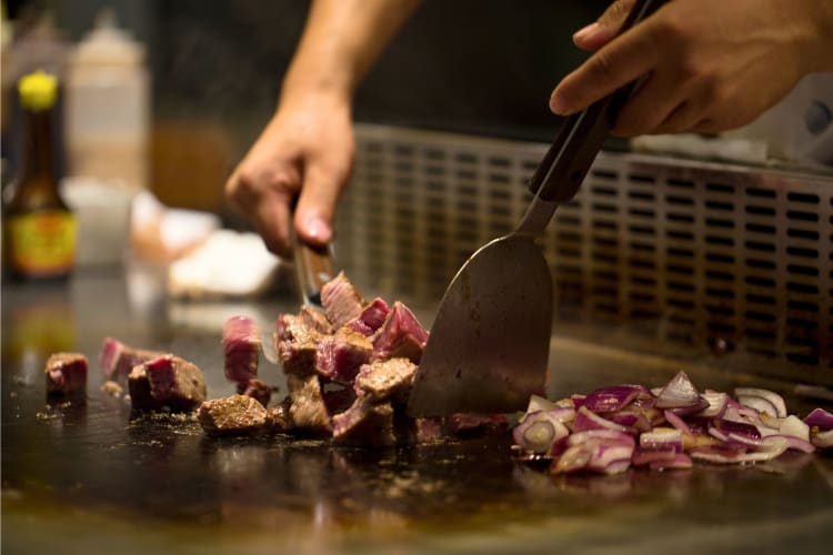 Cooking meat in teppanyaki
