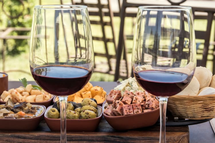 Discover the best wine at a food tour