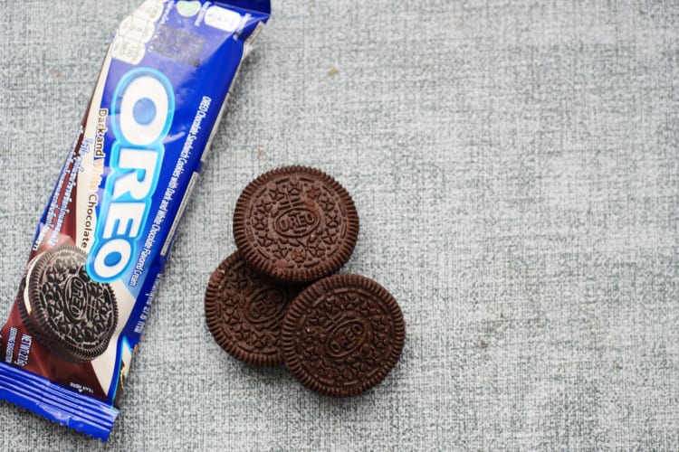 Celebrate The Holidays with this Oreo Christmas Gift Set!