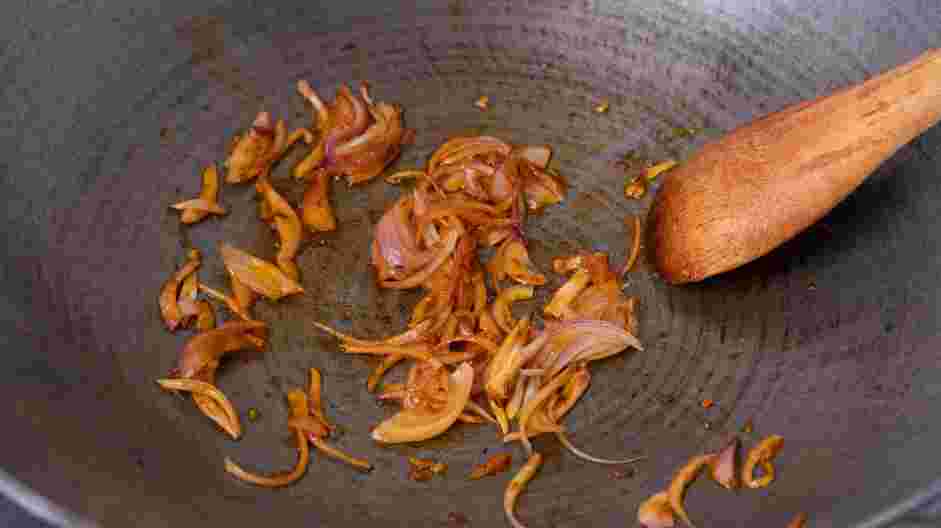 Hakka Noodles Recipe: Next, heat the vegetable oil in a wok or large saut&eacute; pan.