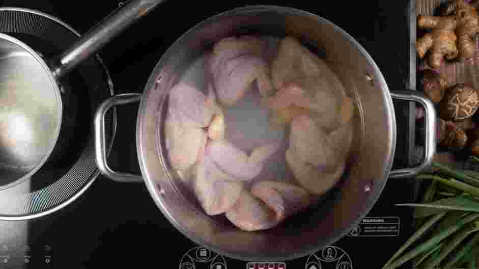 Korean Ramen Recipe: First, prepare the chicken broth and the chicken wings.