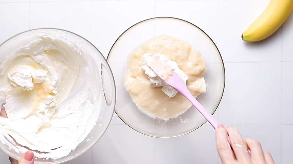 Banana Pudding Brownies Recipe:
In a separate bowl, beat the heavy whipping cream in another bowl until stiff peaks form.