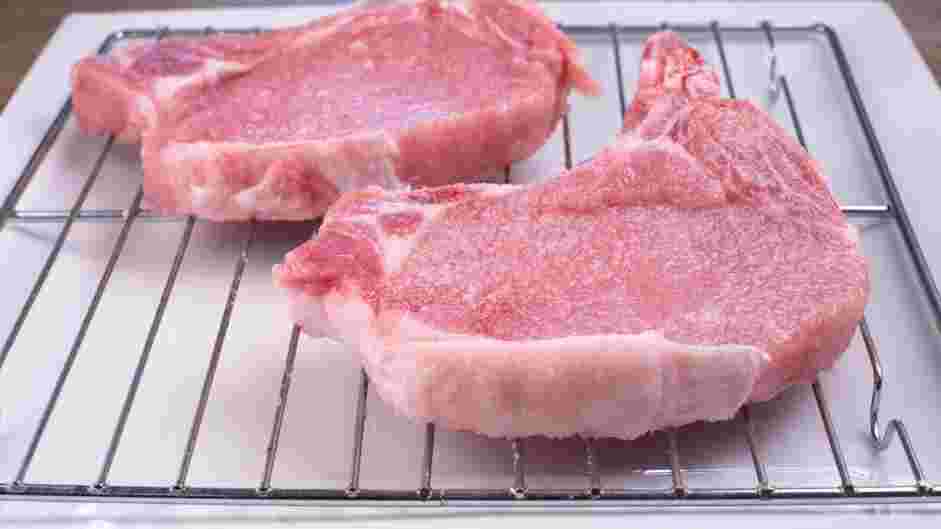 Skillet Pork Chops Recipe: Transfer the pork chops onto the wire rack.