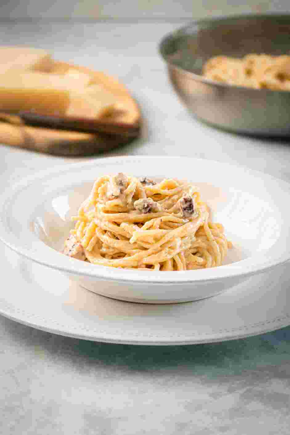 Traditional Carbonara Recipe: Divide the traditional carbonara into hot dishes and serve.