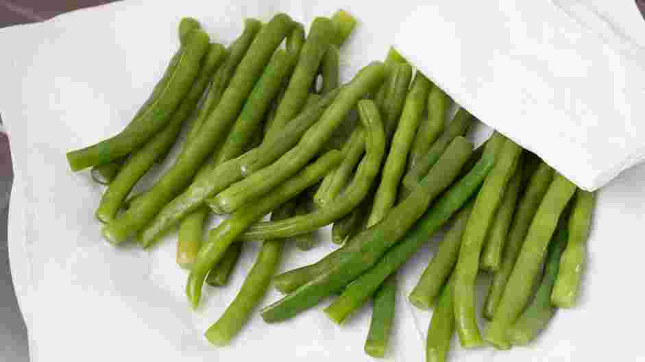 Green Bean Almondine Recipe:
Remove the green beans from the ice water and gently pat dry.