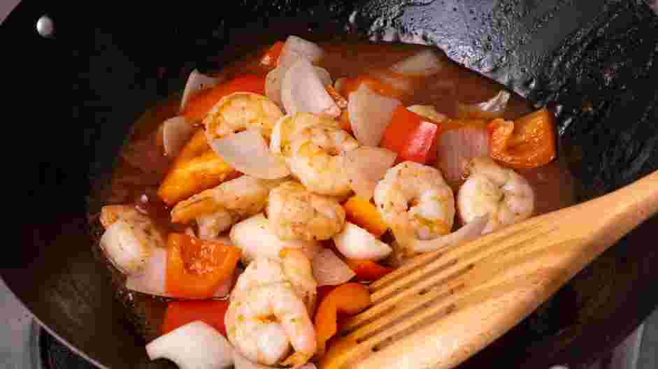 Sweet and Sour Shrimp Recipe: Return the shrimp and vegetables into the wok and toss for about a minute.