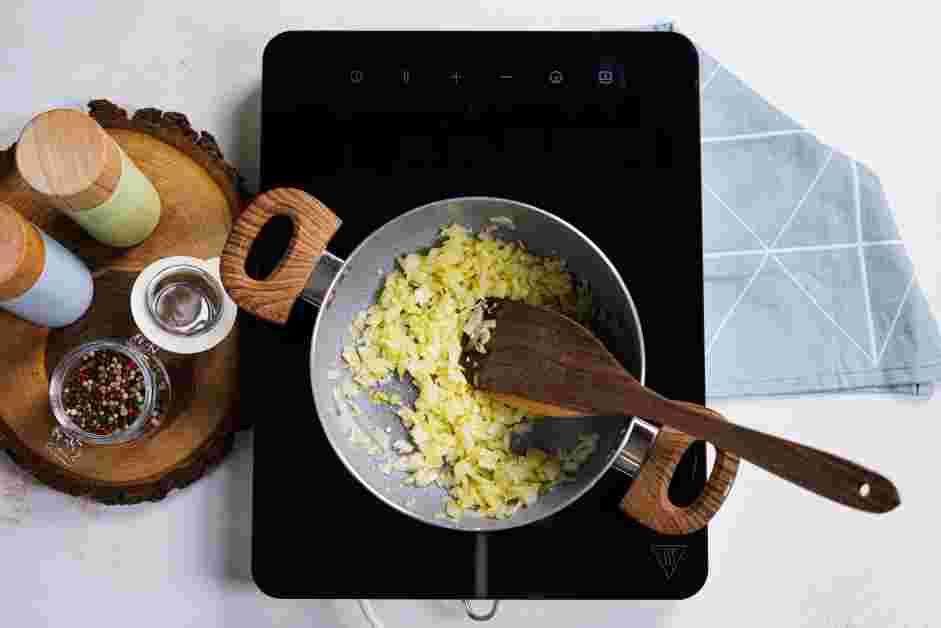 Cilantro Lime Cauliflower Rice Recipe:
In a large saucepan over medium heat, heat the olive oil.