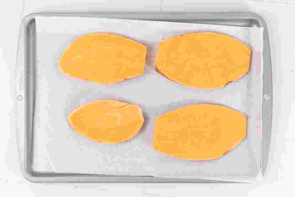 Sweet Potato Toast Recipe:
Place the sweet potatoes on the prepared baking sheet and lightly coat the sweet potato slices with olive oil.