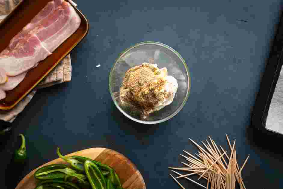 Keto Jalapeno Poppers Recipe:
In a small bowl, mix the cream cheese, garlic powder and pepper together.