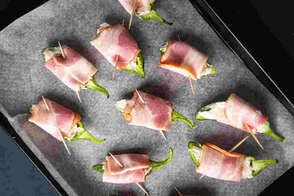 Keto Jalapeno Poppers Recipe:
Place the stuffed jalapeno on the prepared wire rack.